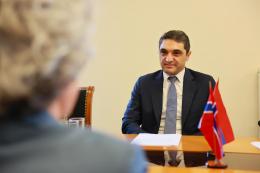 Министр Акоп Симидян принял Чрезвычайного и Полномочного Посла Королевства Норвегия в Республике Армения госпожу Бергльот Ховланд