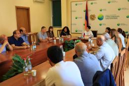 A discussion was held with the representatives of organizations that manufacture or import single-use plastic products and their alternatives